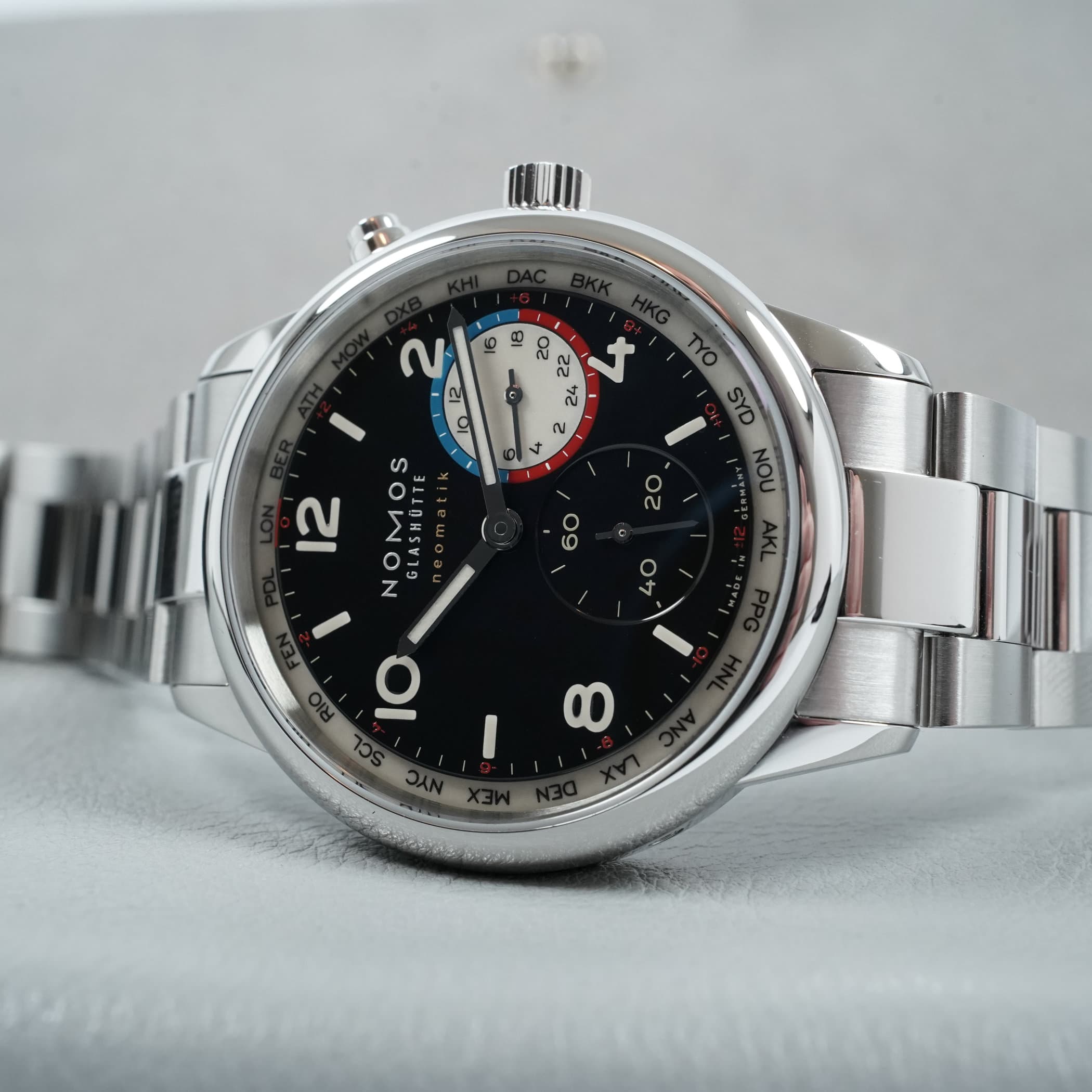 Nomos Club Sport Neomatik Worldtimer Dark, press photo 3