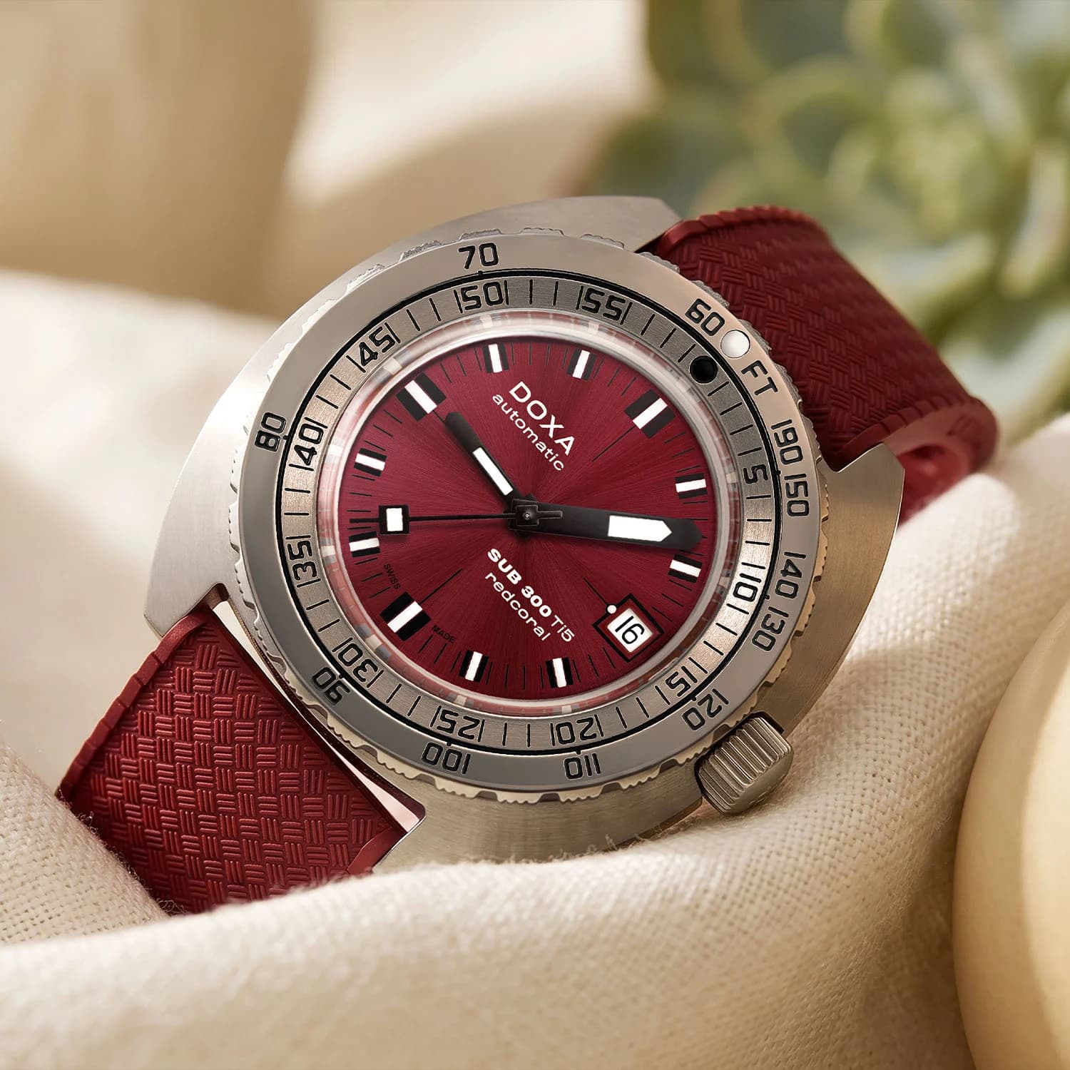 Doxa SUB 300 Ti5 Professional, press photo 2