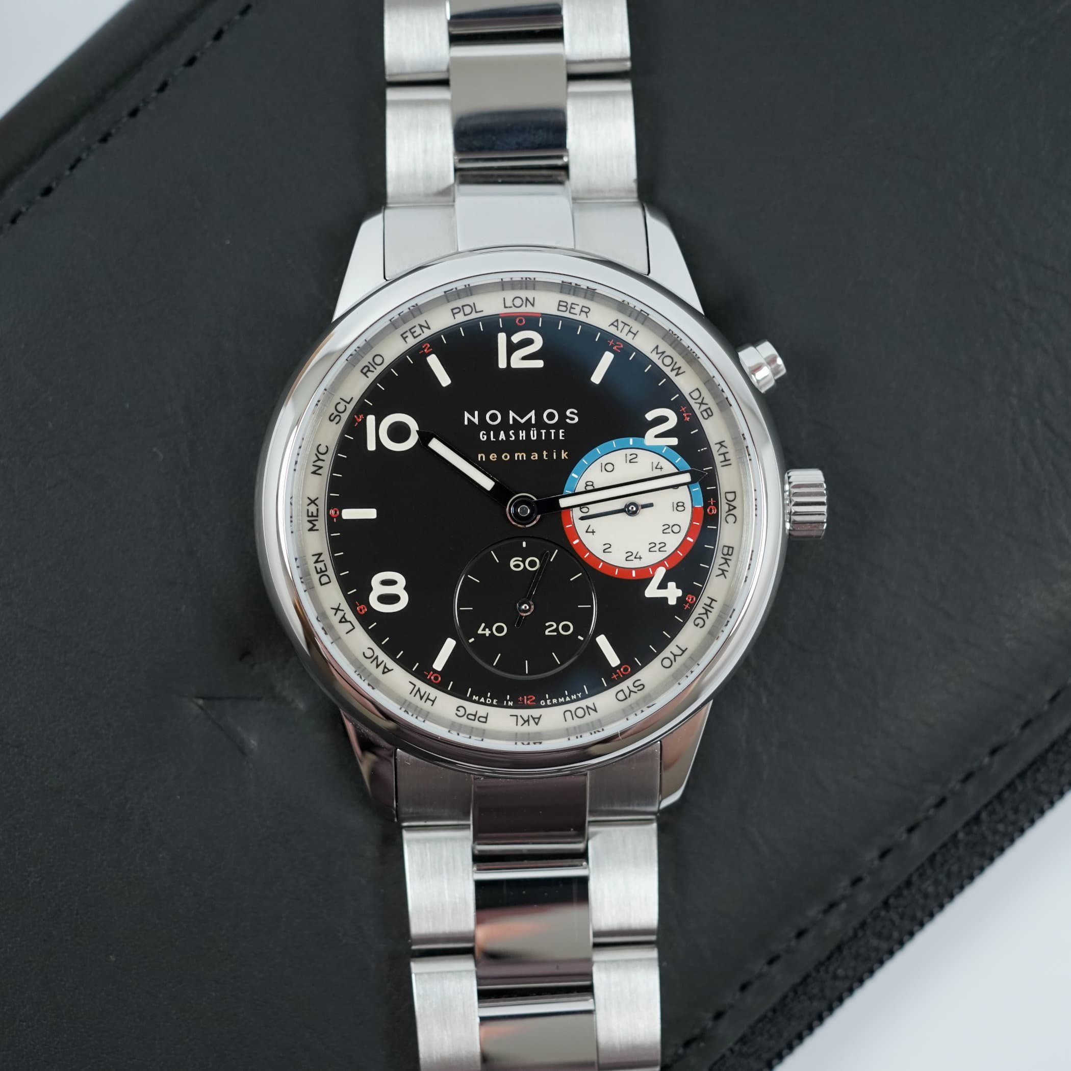 Nomos Club Sport Neomatik Worldtimer Dark, press photo 13