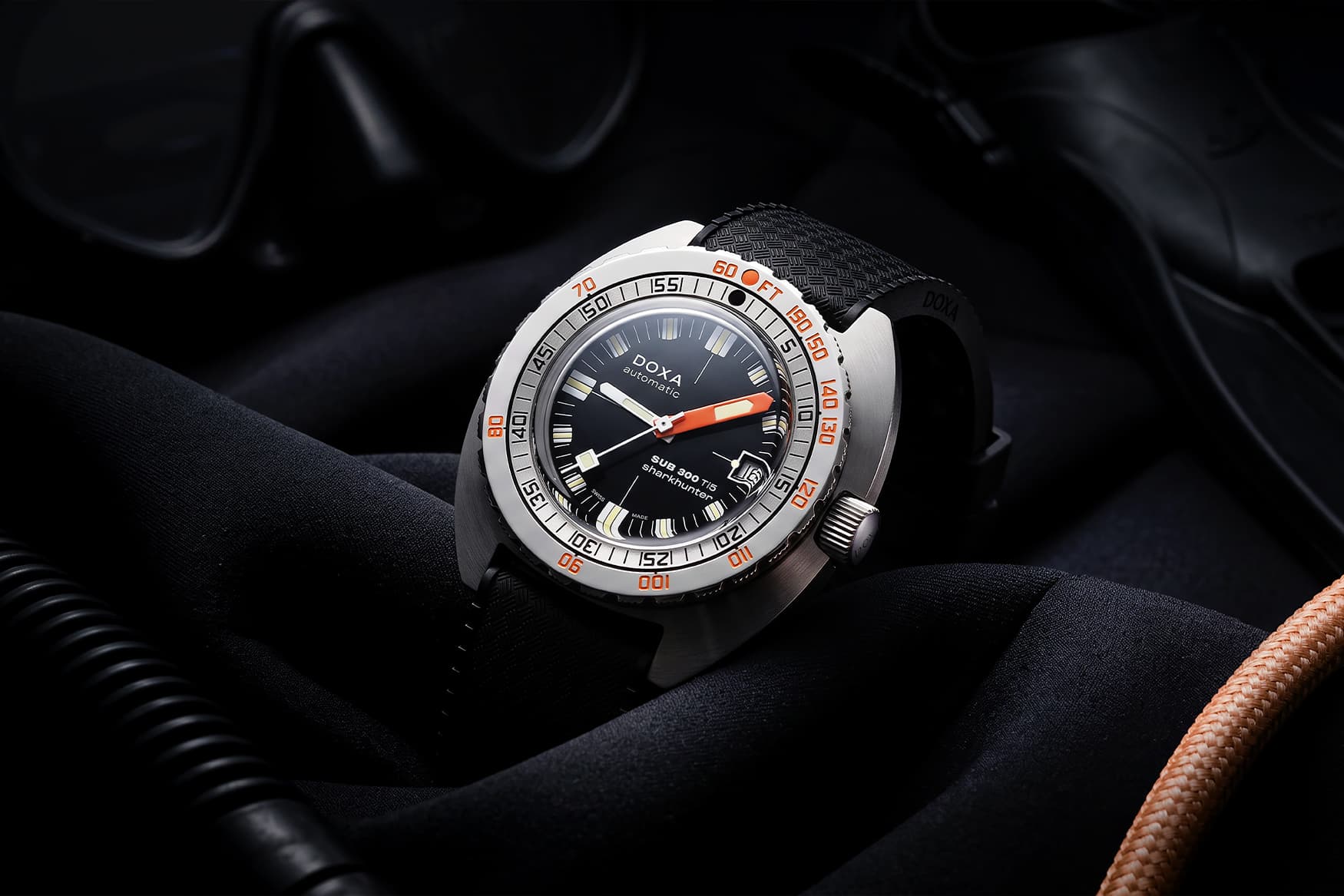 Doxa SUB 300 Ti5 Professional, press photo 3