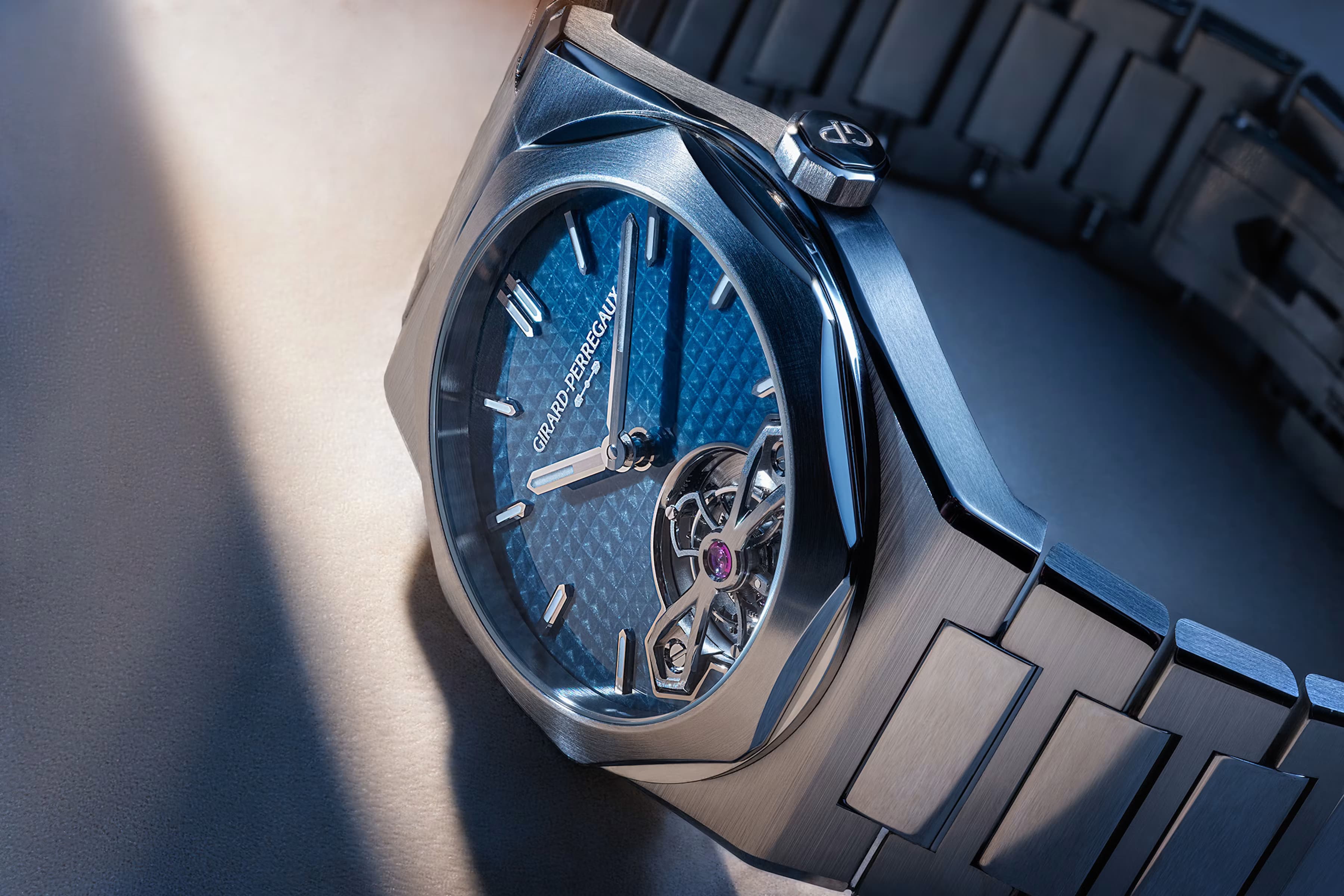 Girard-Perregaux Laureato Fifty Tourbillon Micro-Rotor 39mm, press photo 14