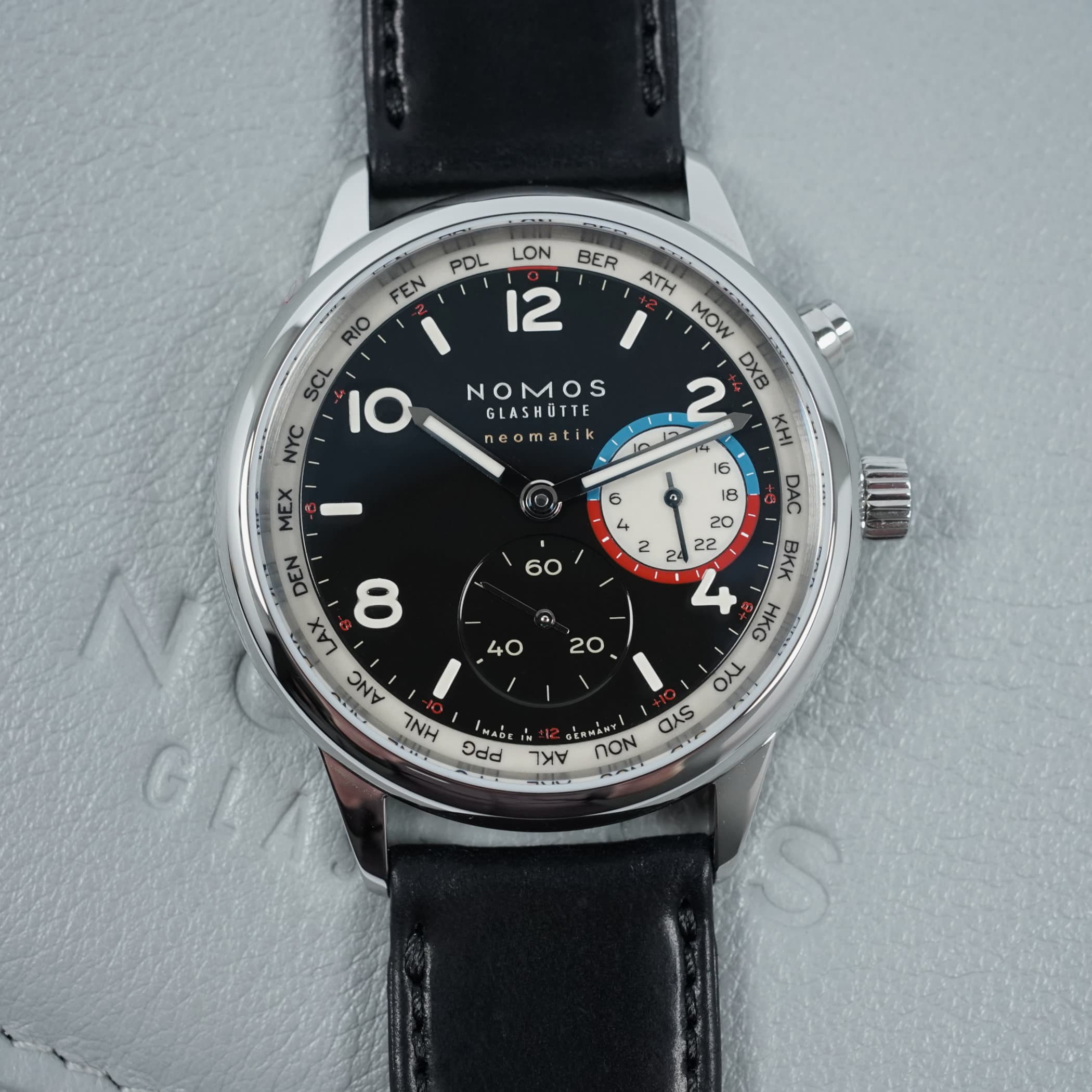 Nomos Club Sport Neomatik Worldtimer Dark, press photo 2